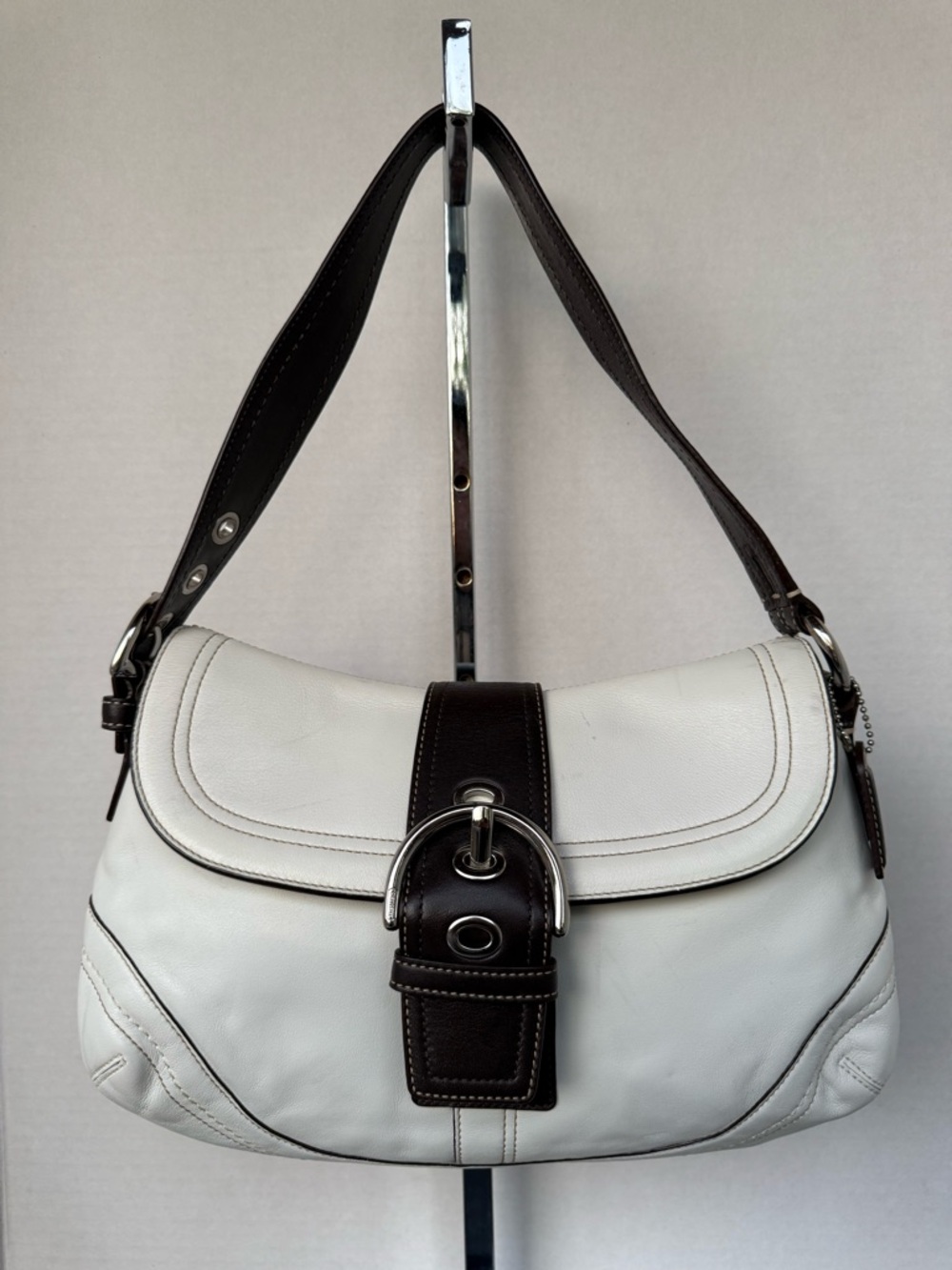 VINTAGE  Coach K0778-F10910 SoHo White & Brown Leather Flap Buckle Shoulder Bag